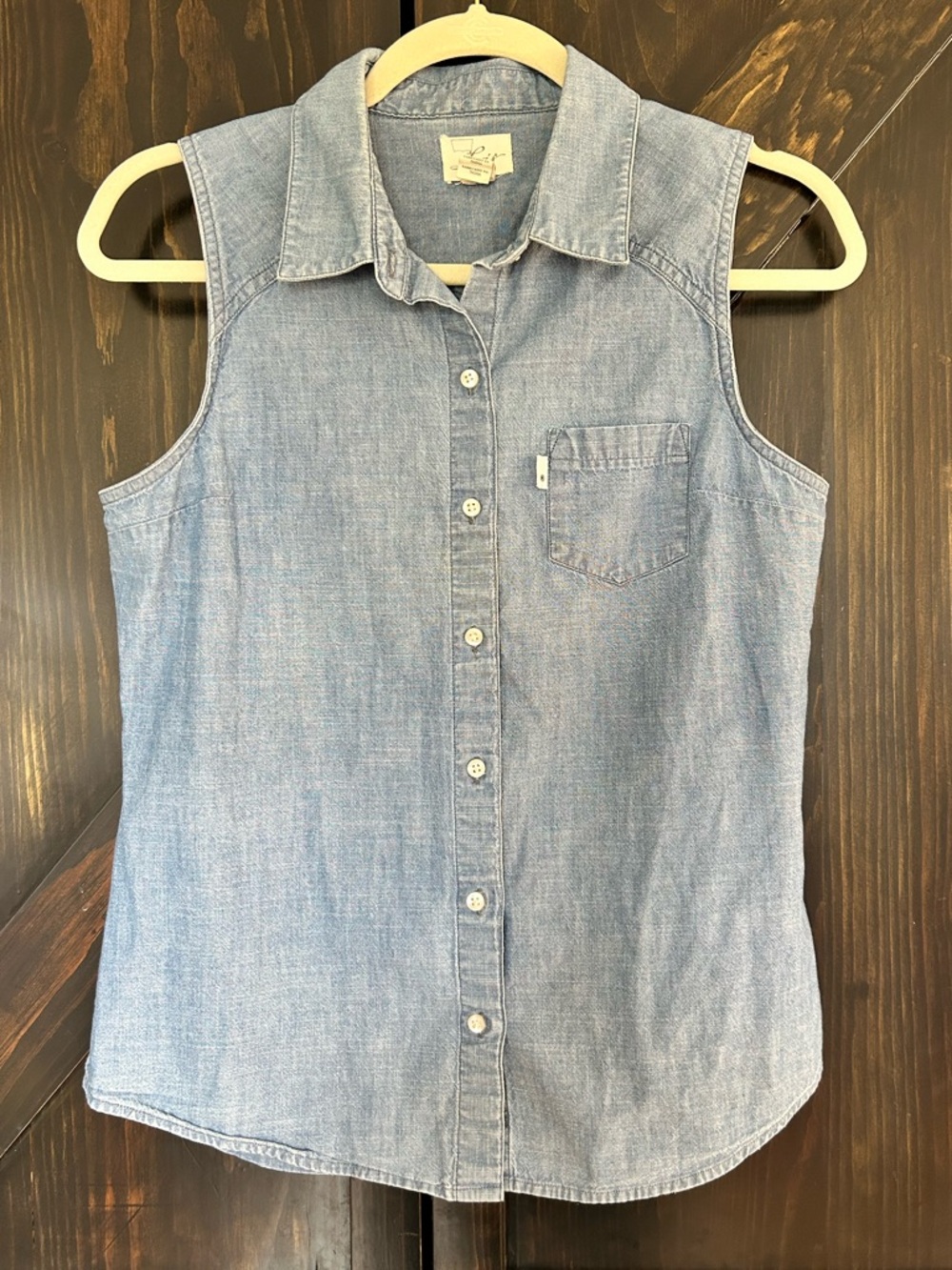Levi’s Sleeveless Chambray Denim Button-Down Top in Light Blue
